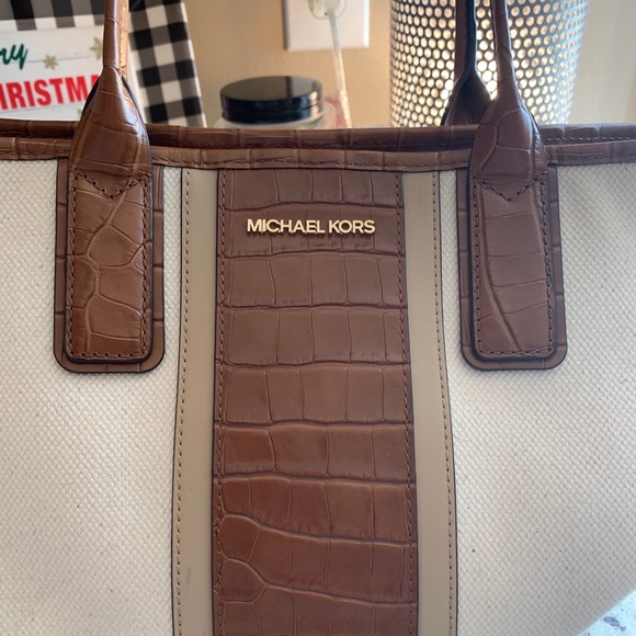 Beautiful linen like new Michael Kors purse - Picture 1 of 4